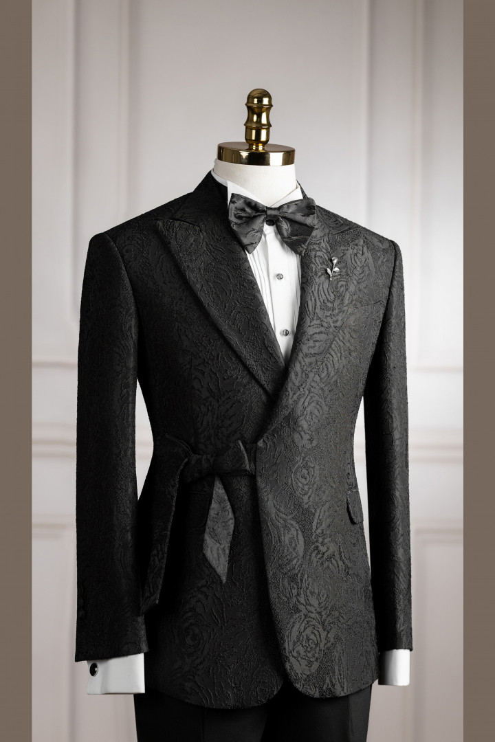 Vest đen gấm vân hoa cổ nhọn thắt chéo