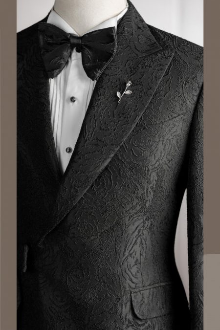 Vest đen gấm vân hoa cổ nhọn thắt chéo