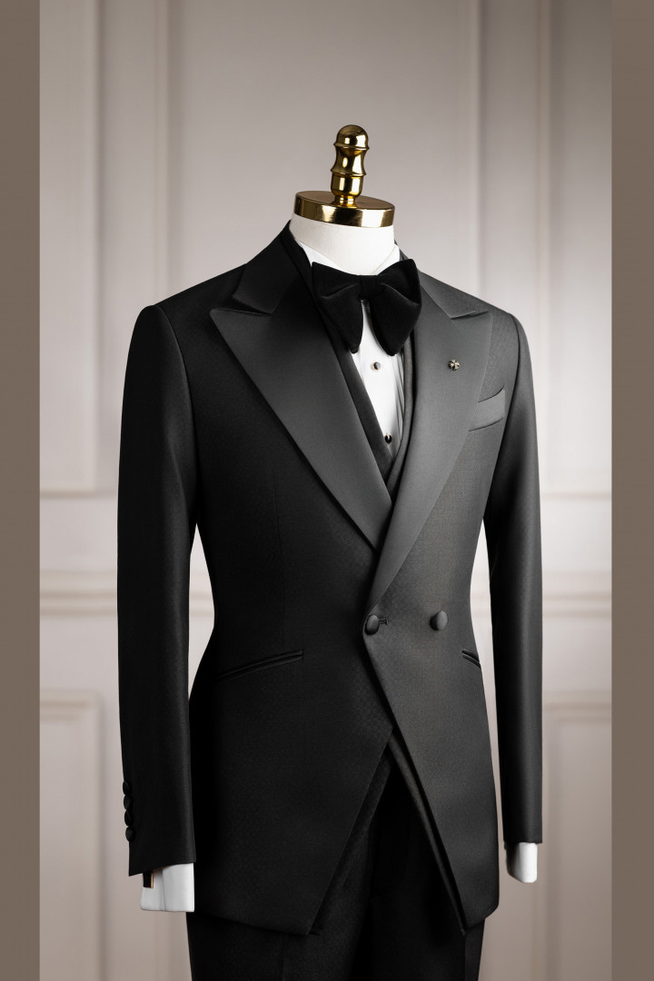 Tuxedo đen oli mini cổ nhọn phi mờ 2 cúc