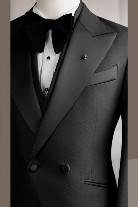 Tuxedo đen oli mini cổ nhọn phi mờ 2 cúc