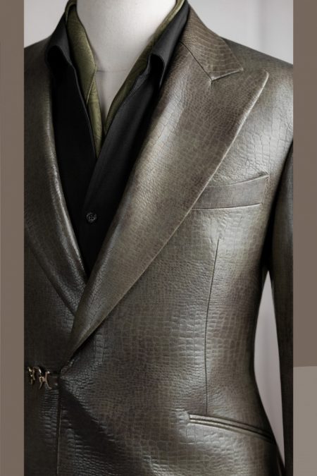 Vest xanh rêu vân cá sấu cổ nhọn gài chéo