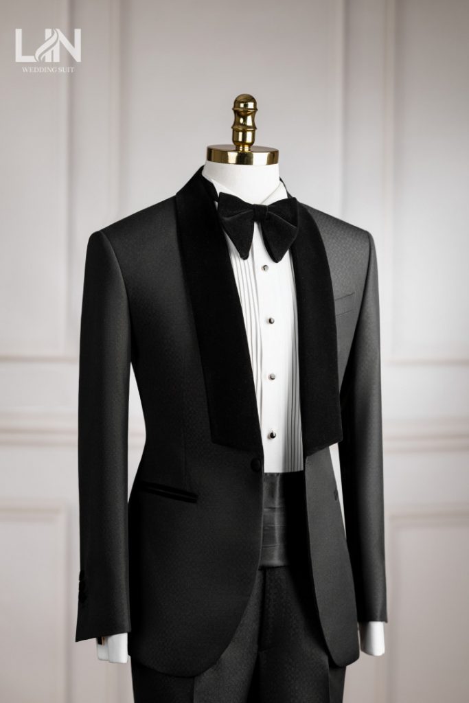 TUXEDO ĐEN HỌA TIẾT OLI CỔ NHUNG