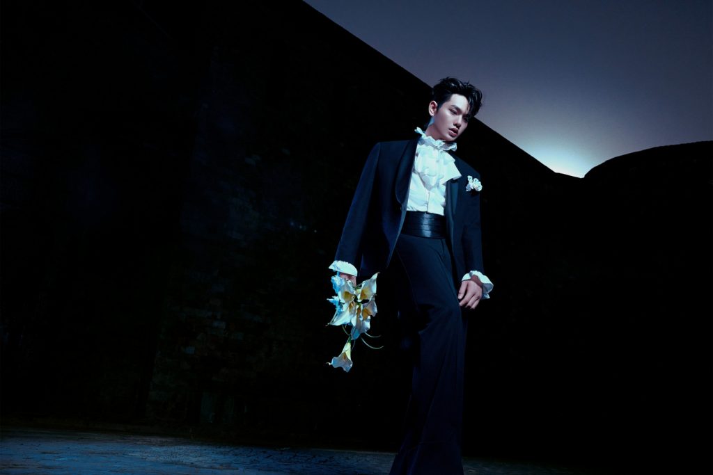 Ca sĩ Bùi Trường Linh trong bộ tuxedo chuẩn chỉnh từ LIN