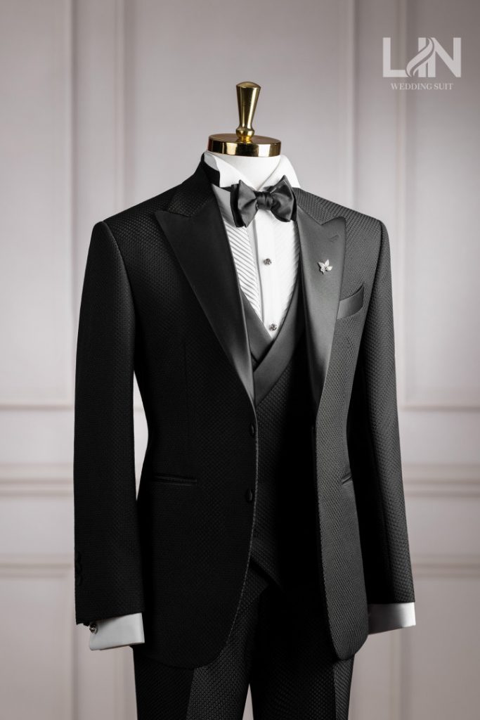 LỊCH LÃM KHÁC BIỆT CÙNG TUXEDO ĐEN MẮT LƯỚI