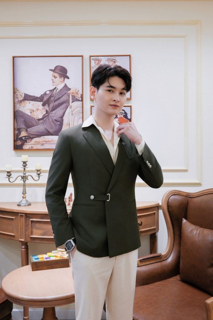 VÕ MINH KHẢI – CUỐN HÚT CÙNG VEST XANH RÊU CÀI CHÉO