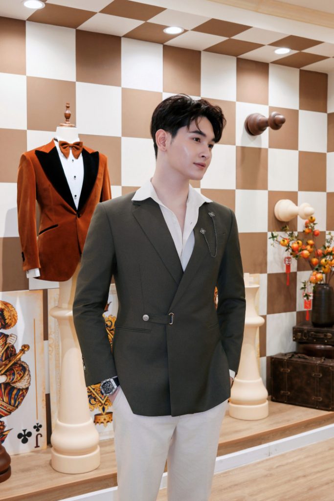 VÕ MINH KHẢI – CUỐN HÚT CÙNG VEST XANH RÊU CÀI CHÉO