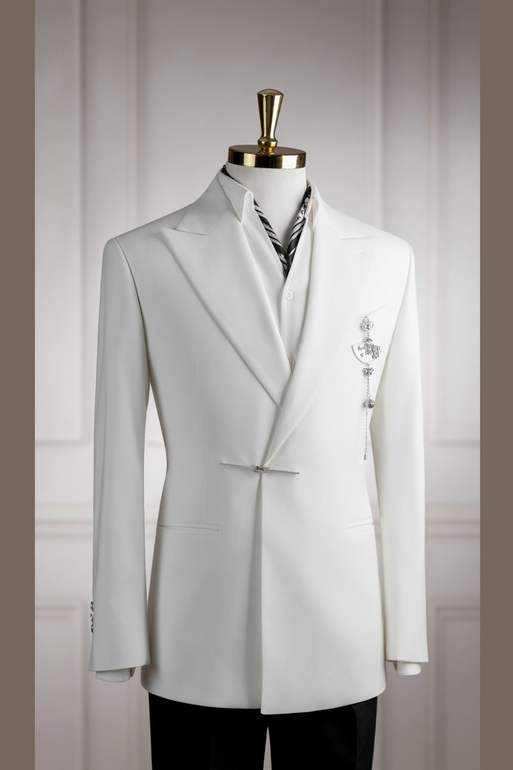 Vest trắng cổ nhọn trâm cài