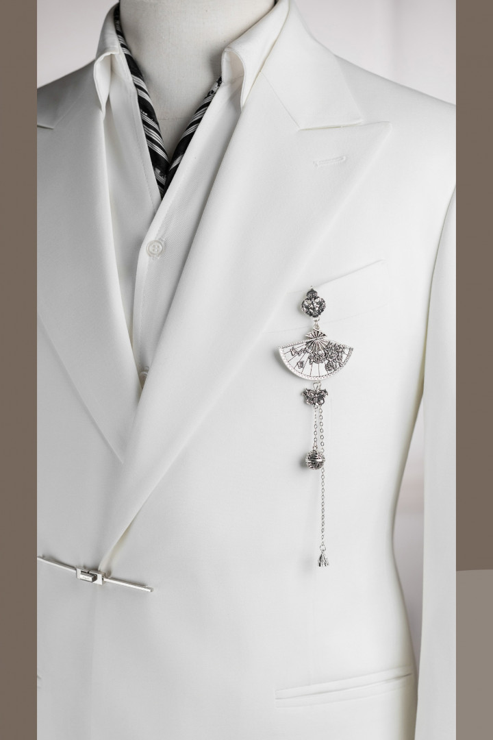 VE.337 Vest trắng cổ nhọn trâm cài_B Vest trắng cổ nhọn trâm cài