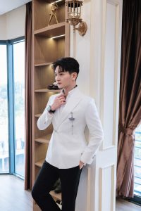 DIỄN VIÊN VÕ MINH KHẢI CÙNG VEST TRẮNG CỔ NHỌN TRÂM CÀI CHÉO