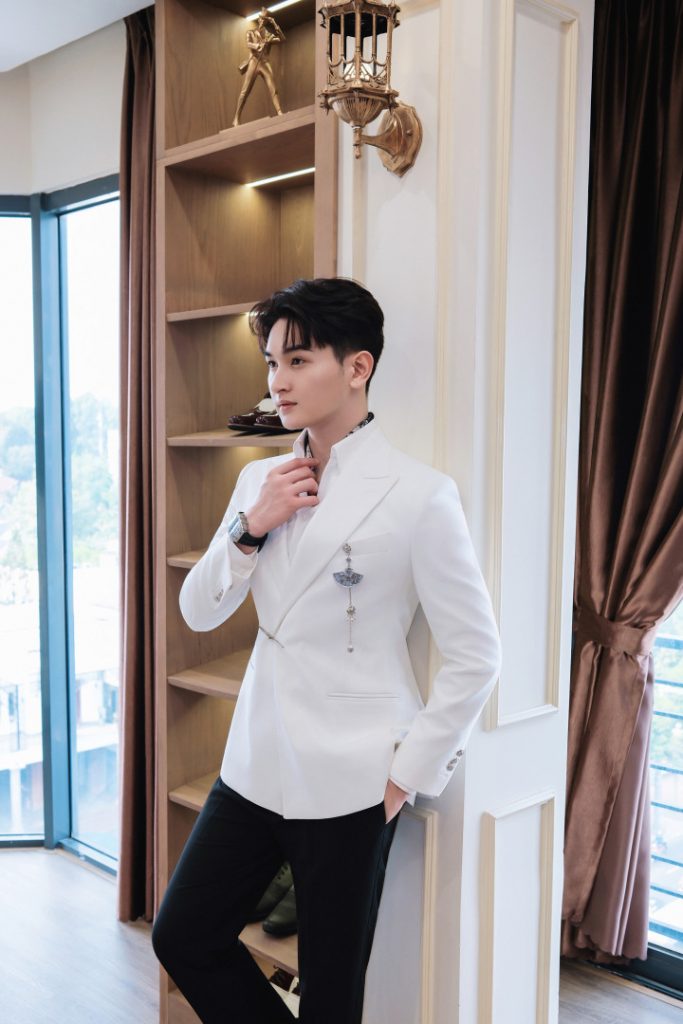 DIỄN VIÊN VÕ MINH KHẢI CÙNG VEST TRẮNG CỔ NHỌN TRÂM CÀI CHÉO