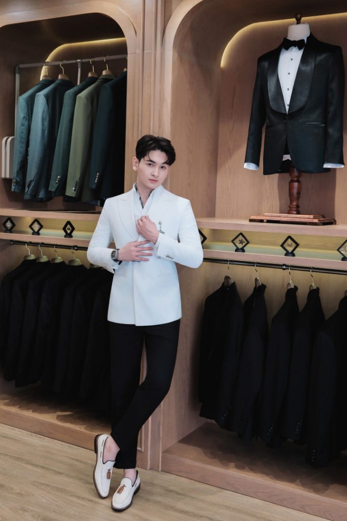 DIỄN VIÊN VÕ MINH KHẢI CÙNG VEST TRẮNG CỔ NHỌN TRÂM CÀI CHÉO