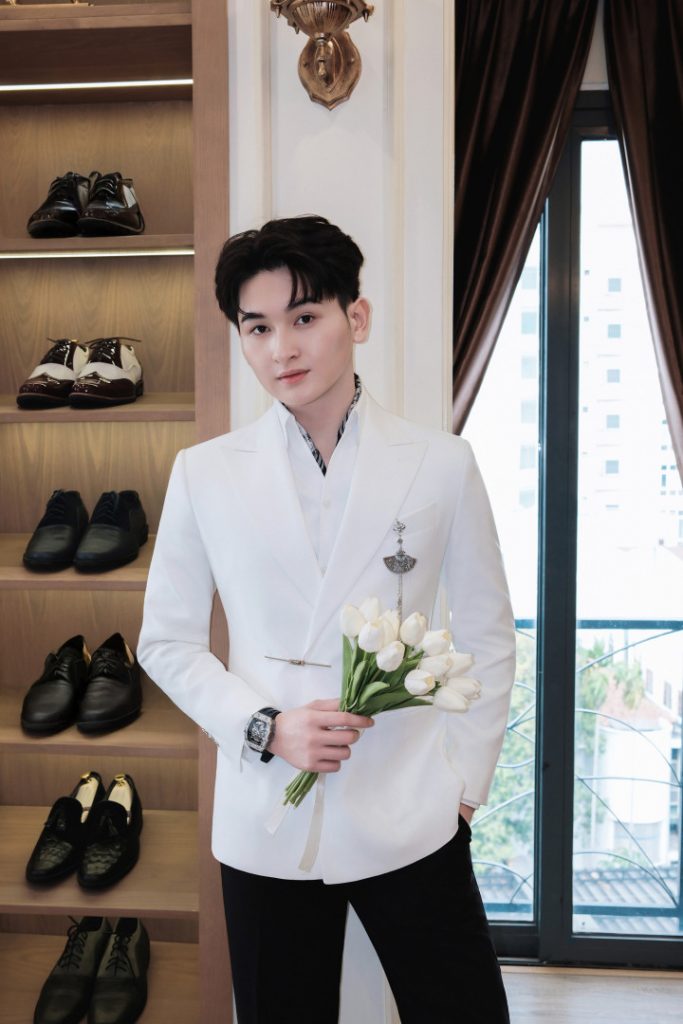 DIỄN VIÊN VÕ MINH KHẢI CÙNG VEST TRẮNG CỔ NHỌN TRÂM CÀI CHÉO