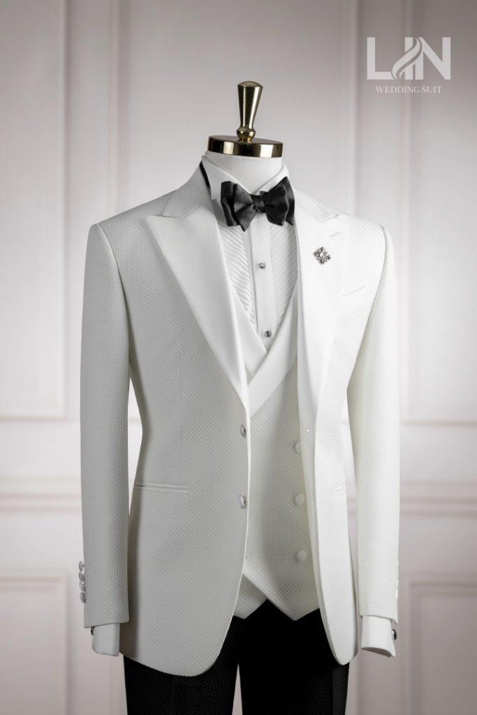 TUXEDO TRẮNG HỌA TIẾT MẮT LƯỚI – ĐẲNG CẤP CỦA CHÚ RỂ HIỆN ĐẠI