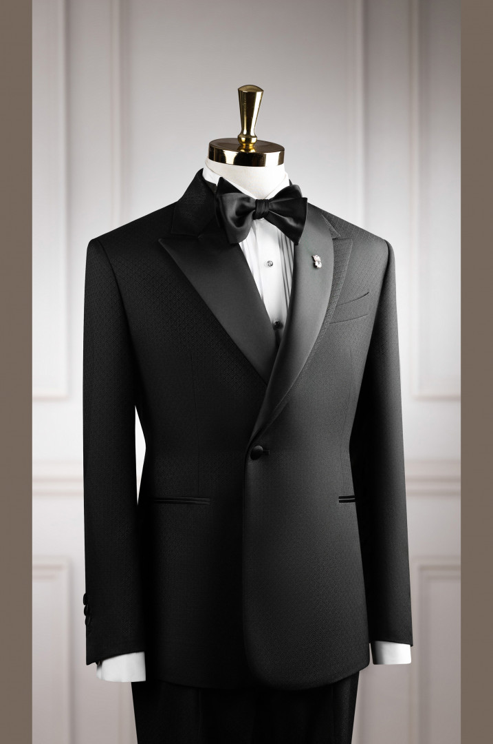 Tuxedo đen gấm ve layer thiết kế 1 cúc cài chéo