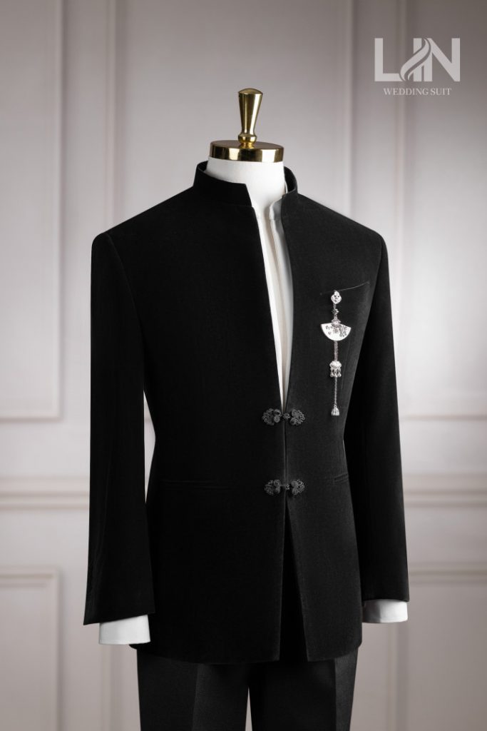 VEST ĐEN NHUNG CỔ TRỤ – KHÍ CHẤT KHÁC BIỆT CHO CHÚ RỂ HIỆN ĐẠI