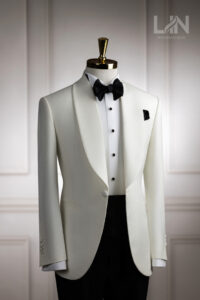 LỄ PHỤC TUXEDO KEM GẤM CỔ SAM – KHI SỰ SANG TRỌNG ĐẾN TỪ NHỮNG CHI TIẾT TINH TẾ
