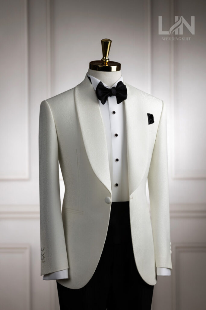 LỄ PHỤC TUXEDO KEM GẤM CỔ SAM – KHI SỰ SANG TRỌNG ĐẾN TỪ NHỮNG CHI TIẾT TINH TẾ