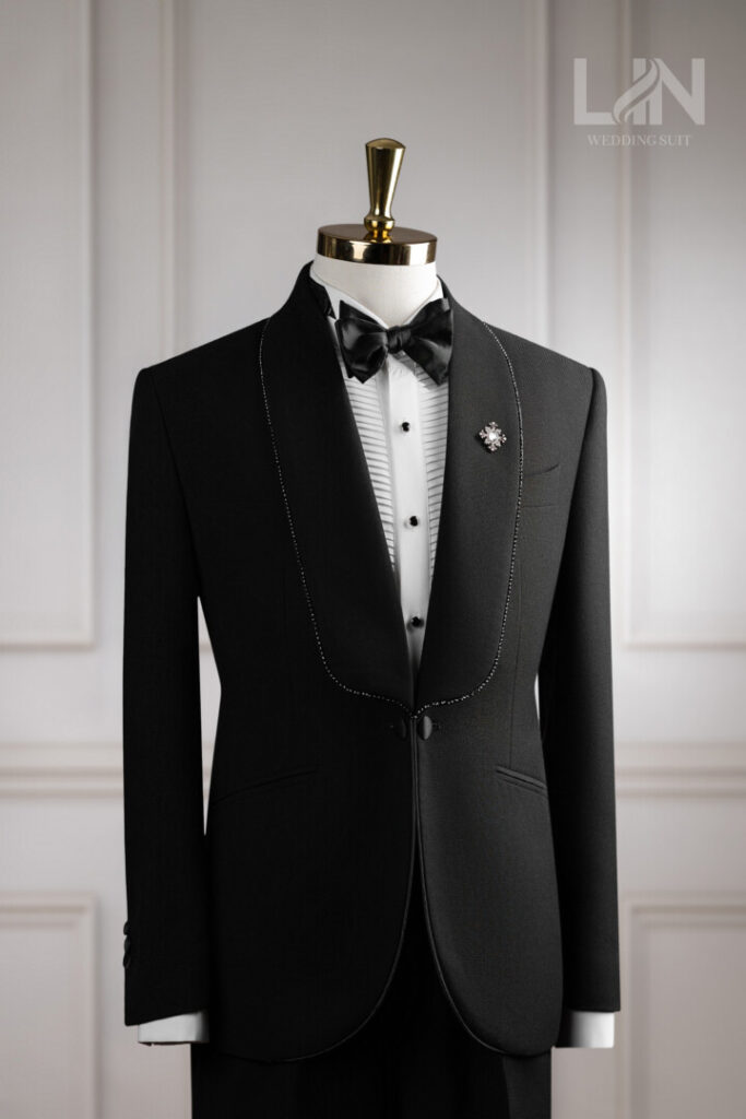 TUXEDO ĐEN CỔ SAM ĐÍNH ĐÁ – TINH TẾ TRONG TỪNG ĐIỂM NHẤN
