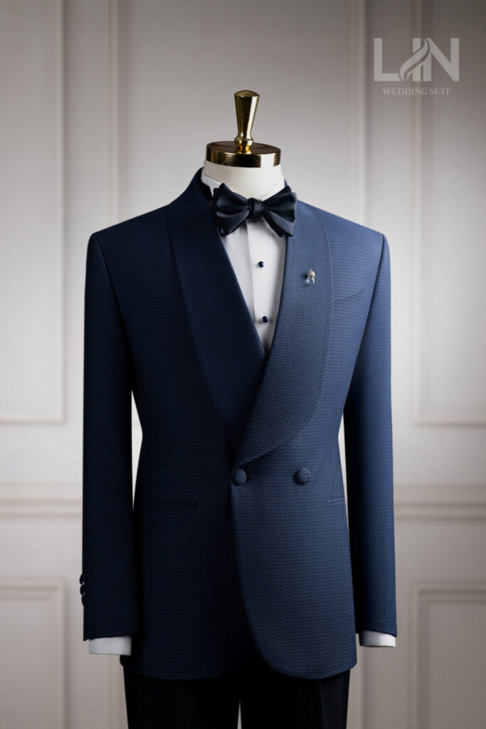 TUXEDO XANH NAVY VÂN SÓNG CỔ SAM – DẤU ẤN LỊCH LÃM CỦA QUÝ ÔNG HIỆN ĐẠI